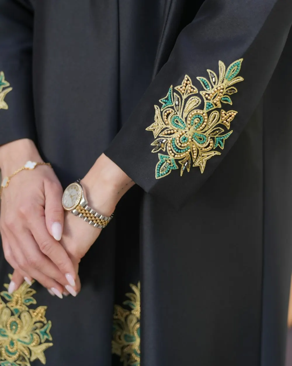 عباية الذهب المطرزة